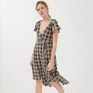 URBAN OUTFITTERS Black Cream Daphne Midi Wrap Dress Plaid Hi Lo‎ Size M V Neck